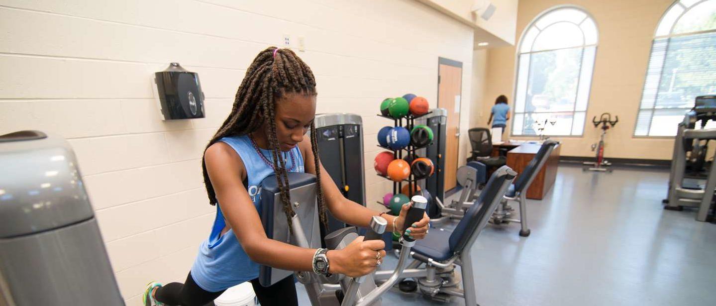 一位年轻女子在健身中心锻炼.
